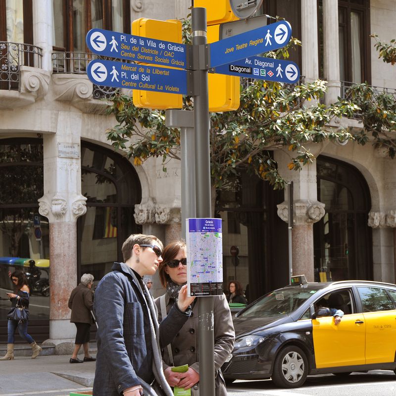 <div class='imageHoverDetail'>
             <p class='imageHoverTitle twoLineBreak'>Diada de Sant Jordi 2012. Dues dones miren un plànol</p>
             <p class='imageHoverAutor oneLineBreak'>Autor: Antonio Lajusticia Bueno</p>
             <button class='imageHoverBtn'>Mostra els detalls de la imatge <span class='sr-only'>Diada de Sant Jordi 2012. Dues dones miren un plànol</span></button>
             </div>