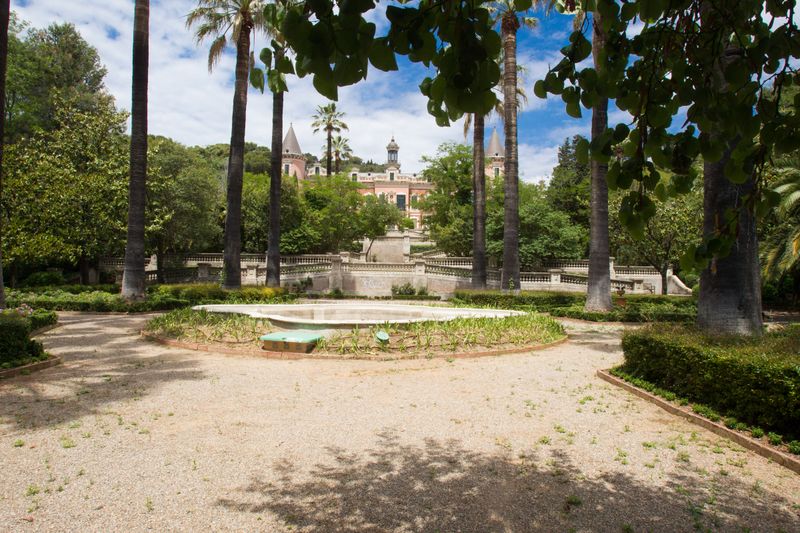 <div class='imageHoverDetail'>
             <p class='imageHoverTitle twoLineBreak'>Jardins del Palau de les Heures. Vista amb els diferents nivells de terrasses</p>
             <p class='imageHoverAutor oneLineBreak'>Autor: Òscar Giralt</p>
             <button class='imageHoverBtn'>Mostra els detalls de la imatge <span class='sr-only'>Jardins del Palau de les Heures. Vista amb els diferents nivells de terrasses</span></button>
             </div>