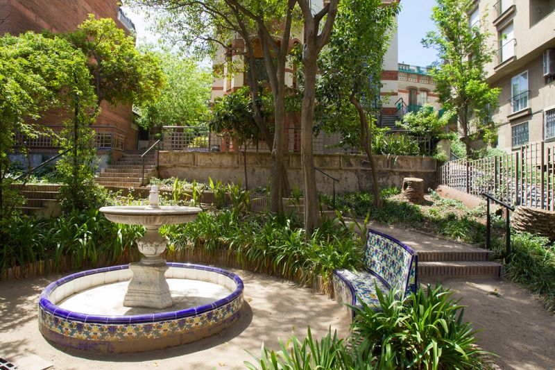 <div class='imageHoverDetail'>
             <p class='imageHoverTitle twoLineBreak'>Jardins de Portolà. Font amb sortidor</p>
             <p class='imageHoverAutor oneLineBreak'>Autor: Òscar Giralt</p>
             <button class='imageHoverBtn'>Mostra els detalls de la imatge <span class='sr-only'>Jardins de Portolà. Font amb sortidor</span></button>
             </div>