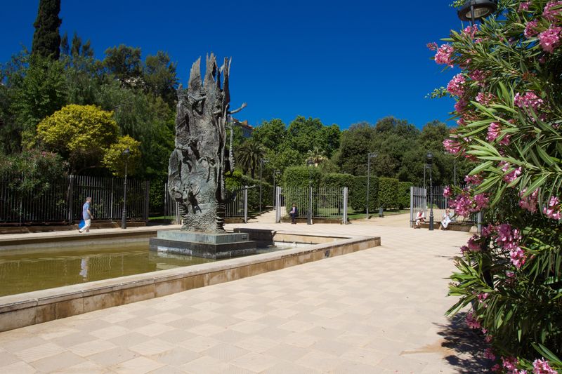 <div class='imageHoverDetail'>
             <p class='imageHoverTitle twoLineBreak'>Turó Park. Escultura A Pau Casals, d'Apel·les Fenosa</p>
             <p class='imageHoverAutor oneLineBreak'>Autor: Òscar Giralt</p>
             <button class='imageHoverBtn'>Mostra els detalls de la imatge <span class='sr-only'>Turó Park. Escultura A Pau Casals, d'Apel·les Fenosa</span></button>
             </div>