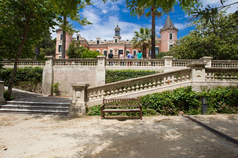 
             Jardins del Palau de les Heures. Casa i terrasses amb escales
             Autor: Òscar Giralt
             Mostra els detalls de la imatge Jardins del Palau de les Heures. Casa i terrasses amb escales
             