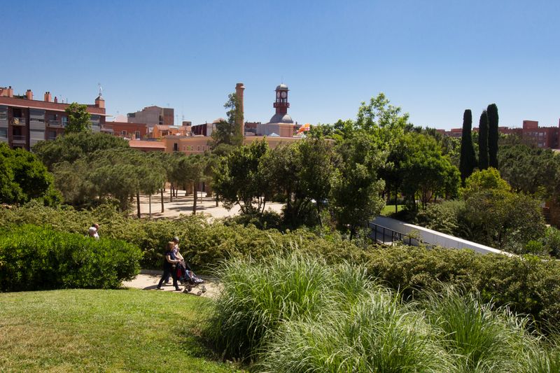 <div class='imageHoverDetail'>
             <p class='imageHoverTitle twoLineBreak'>Parc del Clot</p>
             <p class='imageHoverAutor oneLineBreak'>Autor: Òscar Giralt</p>
             <button class='imageHoverBtn'>Mostra els detalls de la imatge <span class='sr-only'>Parc del Clot</span></button>
             </div>