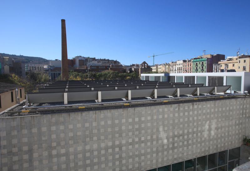 <div class='imageHoverDetail'>
             <p class='imageHoverTitle twoLineBreak'>Placa solar tèrmica a Can Ricart</p>
             <p class='imageHoverAutor oneLineBreak'>Autor: Lídia Carbonell</p>
             <button class='imageHoverBtn'>Mostra els detalls de la imatge <span class='sr-only'>Placa solar tèrmica a Can Ricart</span></button>
             </div>