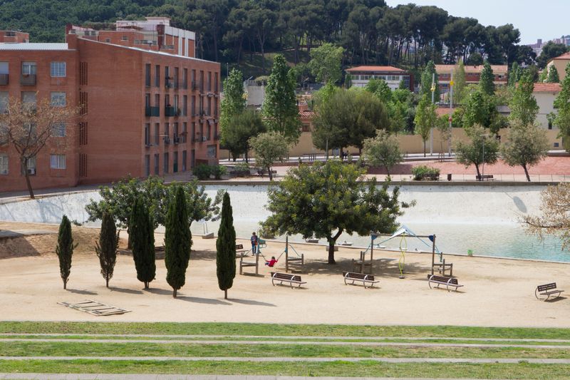 <div class='imageHoverDetail'>
             <p class='imageHoverTitle twoLineBreak'>Parc Central de Nou Barris. Zona del llac</p>
             <p class='imageHoverAutor oneLineBreak'>Autor: Òscar Giralt</p>
             <button class='imageHoverBtn'>Mostra els detalls de la imatge <span class='sr-only'>Parc Central de Nou Barris. Zona del llac</span></button>
             </div>