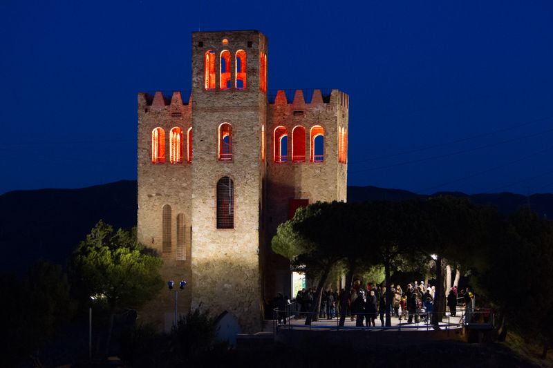 <div class='imageHoverDetail'>
             <p class='imageHoverTitle twoLineBreak'>Mirador de Torre Baró, enllumenat de nit</p>
             <p class='imageHoverAutor oneLineBreak'>Autor: Equip Audiovisuals</p>
             <button class='imageHoverBtn'>Mostra els detalls de la imatge <span class='sr-only'>Mirador de Torre Baró, enllumenat de nit</span></button>
             </div>