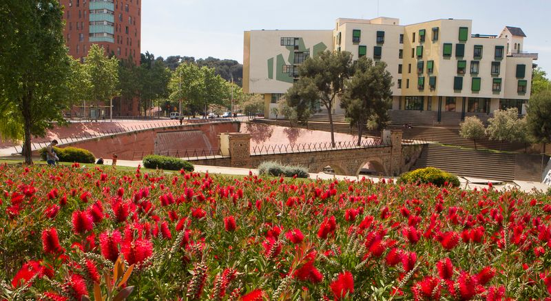 <div class='imageHoverDetail'>
             <p class='imageHoverTitle twoLineBreak'>Parc Central de Nou Barris. Flors</p>
             <p class='imageHoverAutor oneLineBreak'>Autor: Òscar Giralt</p>
             <button class='imageHoverBtn'>Mostra els detalls de la imatge <span class='sr-only'>Parc Central de Nou Barris. Flors</span></button>
             </div>