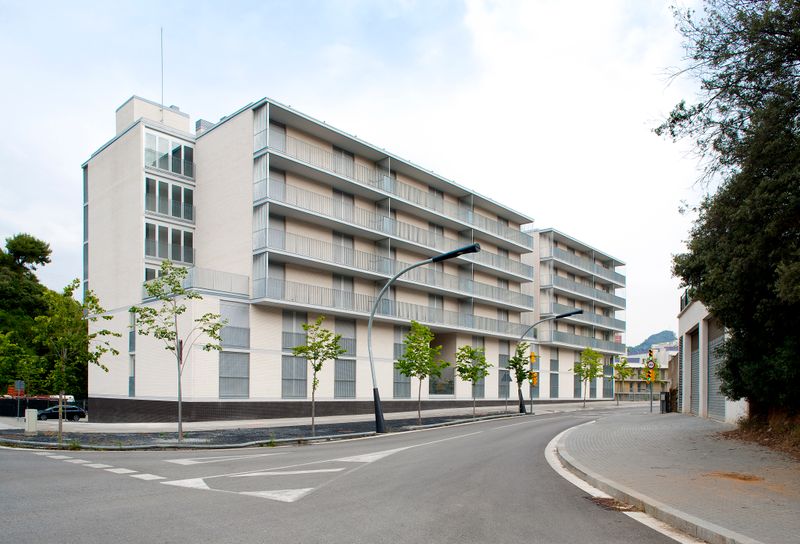 <div class='imageHoverDetail'>
             <p class='imageHoverTitle twoLineBreak'>Promoció Habitatge Torre Baró</p>
             <p class='imageHoverAutor oneLineBreak'>Autor: Equip Audiovisuals</p>
             <button class='imageHoverBtn'>Mostra els detalls de la imatge <span class='sr-only'>Promoció Habitatge Torre Baró</span></button>
             </div>