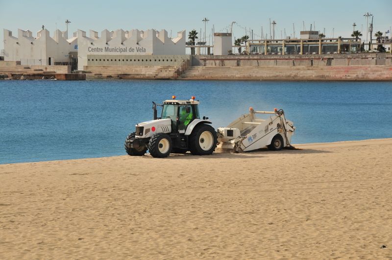 <div class='imageHoverDetail'>
             <p class='imageHoverTitle twoLineBreak'>Aplanadora de sorra de platja</p>
             <p class='imageHoverAutor oneLineBreak'>Autor: Equip Audiovisuals</p>
             <button class='imageHoverBtn'>Mostra els detalls de la imatge <span class='sr-only'>Aplanadora de sorra de platja</span></button>
             </div>