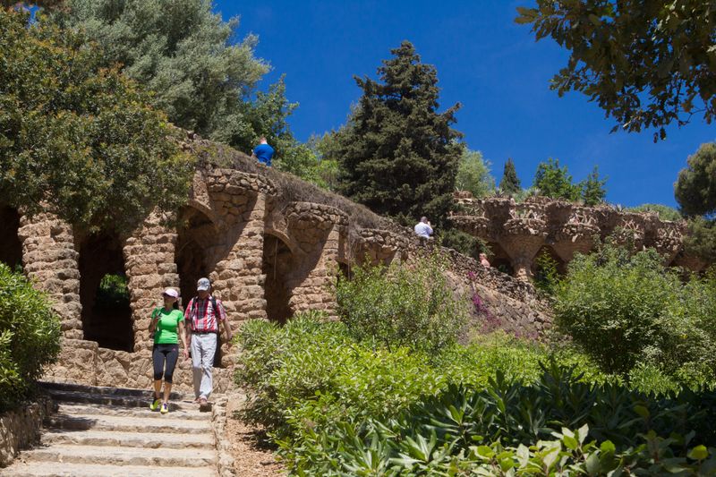 <div class='imageHoverDetail'>
             <p class='imageHoverTitle twoLineBreak'>Park Güell</p>
             <p class='imageHoverAutor oneLineBreak'>Autor: Òscar Giralt</p>
             <button class='imageHoverBtn'>Mostra els detalls de la imatge <span class='sr-only'>Park Güell</span></button>
             </div>