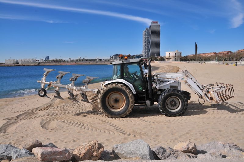 <div class='imageHoverDetail'>
             <p class='imageHoverTitle twoLineBreak'>Garbelladora de sorra de platja</p>
             <p class='imageHoverAutor oneLineBreak'>Autor: Equip Audiovisuals</p>
             <button class='imageHoverBtn'>Mostra els detalls de la imatge <span class='sr-only'>Garbelladora de sorra de platja</span></button>
             </div>