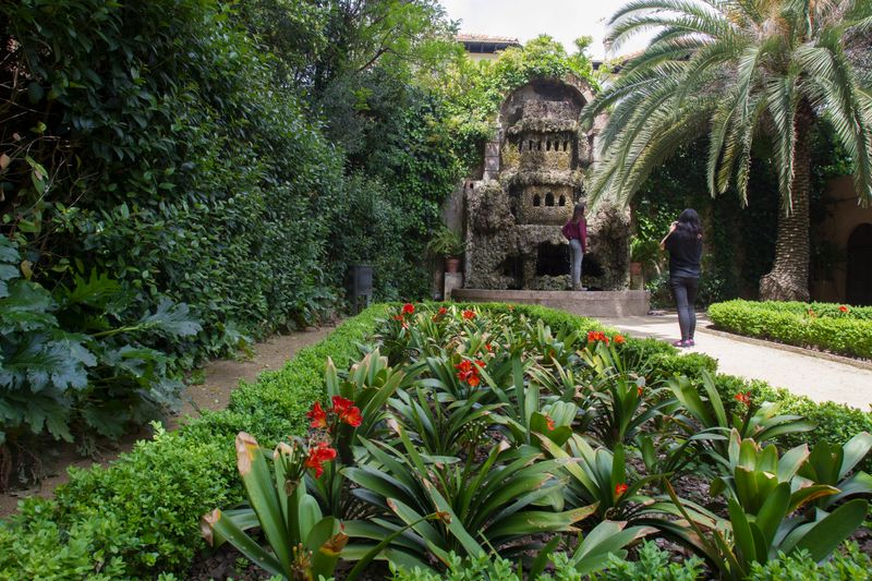 <div class='imageHoverDetail'>
             <p class='imageHoverTitle twoLineBreak'>Jardins de La Tamarita</p>
             <p class='imageHoverAutor oneLineBreak'>Autor: Òscar Giralt</p>
             <button class='imageHoverBtn'>Mostra els detalls de la imatge <span class='sr-only'>Jardins de La Tamarita</span></button>
             </div>