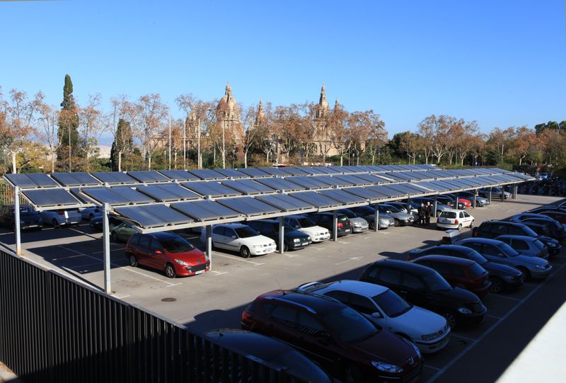 <div class='imageHoverDetail'>
             <p class='imageHoverTitle twoLineBreak'>Plaques solars fotovoltaiques al Centre Esportiu Municipal Piscines Bernat Pi...</p>
             <p class='imageHoverAutor oneLineBreak'>Autor: Lídia Carbonell</p>
             <button class='imageHoverBtn'>Mostra els detalls de la imatge <span class='sr-only'>Plaques solars fotovoltaiques al Centre Esportiu Municipal Piscines Bernat Pi...</span></button>
             </div>