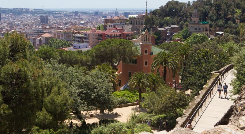 <div class='imageHoverDetail'>
             <p class='imageHoverTitle twoLineBreak'>Park Güell. Vistes de Barcelona</p>
             <p class='imageHoverAutor oneLineBreak'>Autor: Òscar Giralt</p>
             <button class='imageHoverBtn'>Mostra els detalls de la imatge <span class='sr-only'>Park Güell. Vistes de Barcelona</span></button>
             </div>