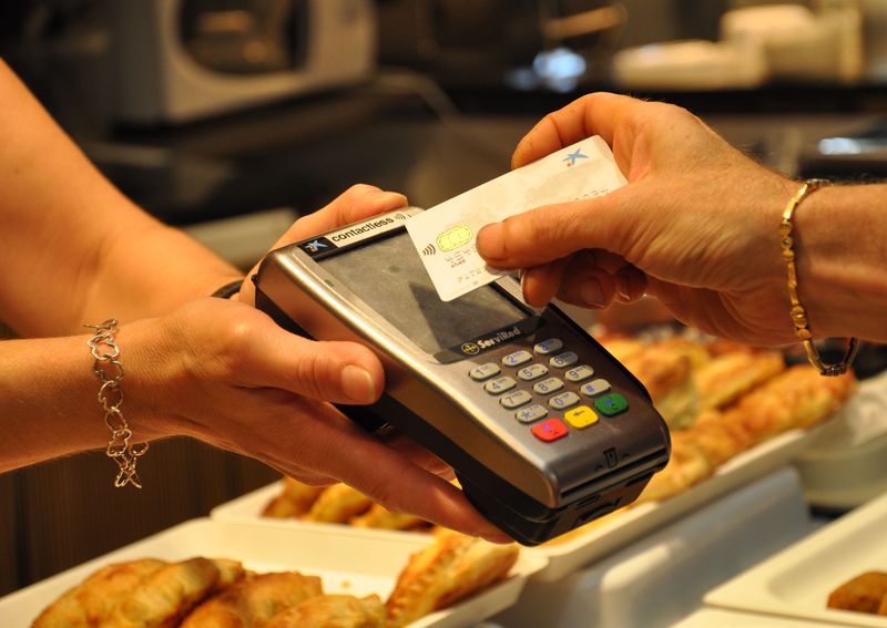 <div class='imageHoverDetail'>
             <p class='imageHoverTitle twoLineBreak'>Pagament amb targetes contactless al Mercat de Santa Caterina</p>
             <p class='imageHoverAutor oneLineBreak'>Autor: Equip Audiovisuals</p>
             <button class='imageHoverBtn'>Mostra els detalls de la imatge <span class='sr-only'>Pagament amb targetes contactless al Mercat de Santa Caterina</span></button>
             </div>