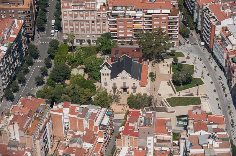 <div class='imageHoverDetail'>
             <p class='imageHoverTitle twoLineBreak'>Biblioteca Joan Maragall. Vista aèria</p>
             <p class='imageHoverAutor oneLineBreak'>Autor: Equip Audiovisuals</p>
             <button class='imageHoverBtn'>Mostra els detalls de la imatge <span class='sr-only'>Biblioteca Joan Maragall. Vista aèria</span></button>
             </div>