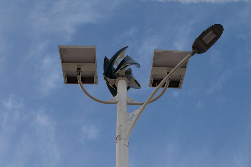 <div class='imageHoverDetail'>
             <p class='imageHoverTitle twoLineBreak'>Enllumenat smart de la platja de Llevant. Vista des de sota</p>
             <p class='imageHoverAutor oneLineBreak'>Autor: Equip Audiovisuals</p>
             <button class='imageHoverBtn'>Mostra els detalls de la imatge <span class='sr-only'>Enllumenat smart de la platja de Llevant. Vista des de sota</span></button>
             </div>