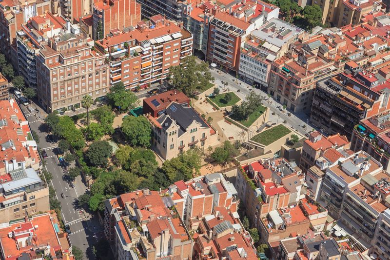 <div class='imageHoverDetail'>
             <p class='imageHoverTitle twoLineBreak'>Biblioteca Joan Maragall. Vista aèria</p>
             <p class='imageHoverAutor oneLineBreak'>Autor: Equip Audiovisuals</p>
             <button class='imageHoverBtn'>Mostra els detalls de la imatge <span class='sr-only'>Biblioteca Joan Maragall. Vista aèria</span></button>
             </div>