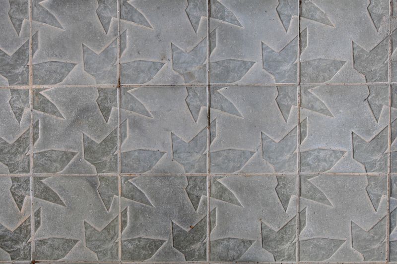 <div class='imageHoverDetail'>
             <p class='imageHoverTitle twoLineBreak'>Panot en forma de fulla de plataner pel paviment de l'avinguda Diagonal</p>
             <p class='imageHoverAutor oneLineBreak'>Autor: Lídia Carbonell</p>
             <button class='imageHoverBtn'>Mostra els detalls de la imatge <span class='sr-only'>Panot en forma de fulla de plataner pel paviment de l'avinguda Diagonal</span></button>
             </div>