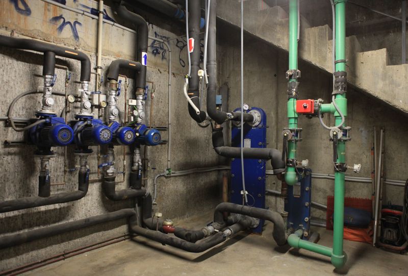 <div class='imageHoverDetail'>
             <p class='imageHoverTitle twoLineBreak'>Enginyeria de la placa solar tèrmica a Can Ricart</p>
             <p class='imageHoverAutor oneLineBreak'>Autor: Lídia Carbonell</p>
             <button class='imageHoverBtn'>Mostra els detalls de la imatge <span class='sr-only'>Enginyeria de la placa solar tèrmica a Can Ricart</span></button>
             </div>