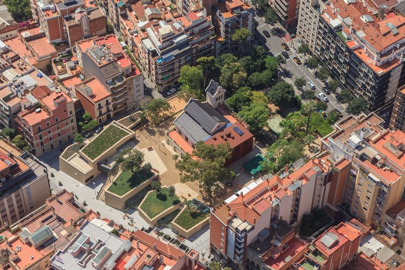 <div class='imageHoverDetail'>
             <p class='imageHoverTitle twoLineBreak'>Biblioteca Joan Maragall. Vista aèria</p>
             <p class='imageHoverAutor oneLineBreak'>Autor: Equip Audiovisuals</p>
             <button class='imageHoverBtn'>Mostra els detalls de la imatge <span class='sr-only'>Biblioteca Joan Maragall. Vista aèria</span></button>
             </div>