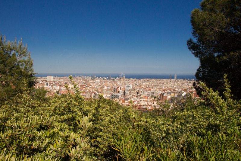 <div class='imageHoverDetail'>
             <p class='imageHoverTitle twoLineBreak'>Vista de Barcelona des del parc del Turó del Putxet</p>
             <p class='imageHoverAutor oneLineBreak'>Autor: Òscar Giralt</p>
             <button class='imageHoverBtn'>Mostra els detalls de la imatge <span class='sr-only'>Vista de Barcelona des del parc del Turó del Putxet</span></button>
             </div>