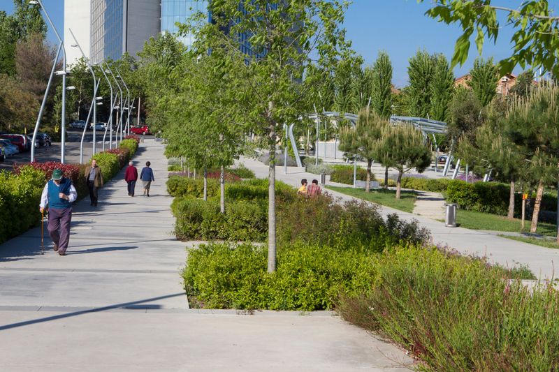 <div class='imageHoverDetail'>
             <p class='imageHoverTitle twoLineBreak'>Parc de Can Rigal</p>
             <p class='imageHoverAutor oneLineBreak'>Autor: Òscar Giralt</p>
             <button class='imageHoverBtn'>Mostra els detalls de la imatge <span class='sr-only'>Parc de Can Rigal</span></button>
             </div>