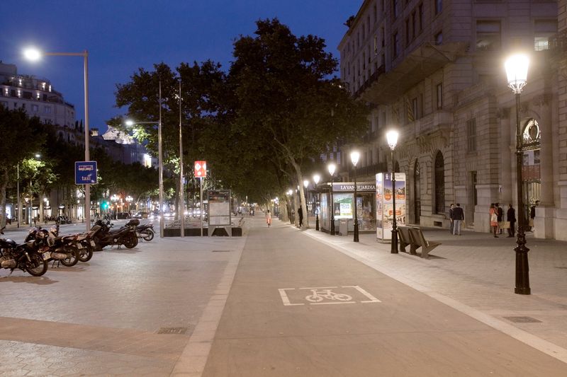 <div class='imageHoverDetail'>
             <p class='imageHoverTitle twoLineBreak'>Enllumenat del passeig de Gràcia. Palau Robert</p>
             <p class='imageHoverAutor oneLineBreak'>Autor: Lídia Carbonell</p>
             <button class='imageHoverBtn'>Mostra els detalls de la imatge <span class='sr-only'>Enllumenat del passeig de Gràcia. Palau Robert</span></button>
             </div>