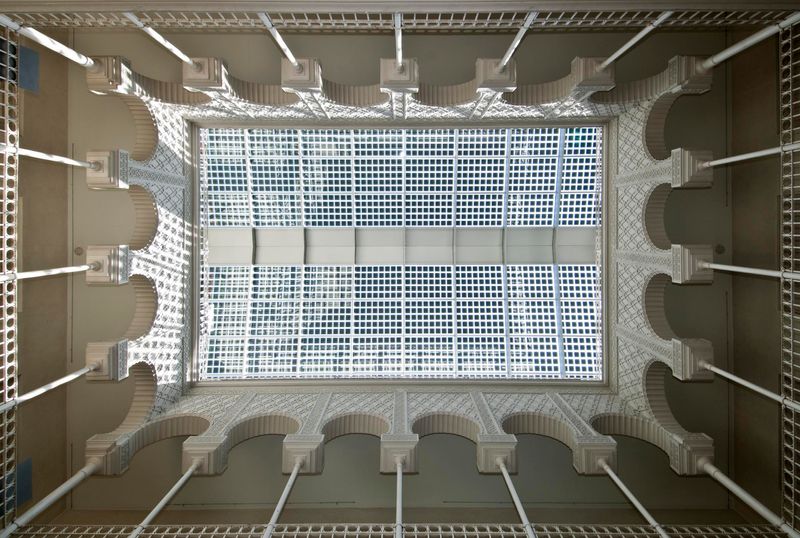 <div class='imageHoverDetail'>
             <p class='imageHoverTitle twoLineBreak'>Coberta solar de la seu del Distrite d'Horta. Interior</p>
             <p class='imageHoverAutor oneLineBreak'>Autor: Equip Audiovisuals</p>
             <button class='imageHoverBtn'>Mostra els detalls de la imatge <span class='sr-only'>Coberta solar de la seu del Distrite d'Horta. Interior</span></button>
             </div>