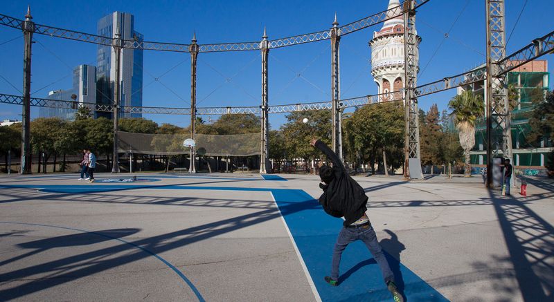 <div class='imageHoverDetail'>
             <p class='imageHoverTitle twoLineBreak'>Parc de la Barceloneta Pistes d'esport</p>
             <p class='imageHoverAutor oneLineBreak'>Autor: Òscar Giralt</p>
             <button class='imageHoverBtn'>Mostra els detalls de la imatge <span class='sr-only'>Parc de la Barceloneta Pistes d'esport</span></button>
             </div>