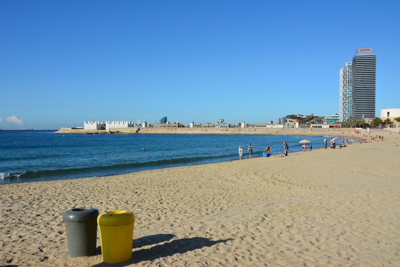 <div class='imageHoverDetail'>
             <p class='imageHoverTitle twoLineBreak'>Papereres a les platges</p>
             <p class='imageHoverAutor oneLineBreak'>Autor: Equip Audiovisuals</p>
             <button class='imageHoverBtn'>Mostra els detalls de la imatge <span class='sr-only'>Papereres a les platges</span></button>
             </div>