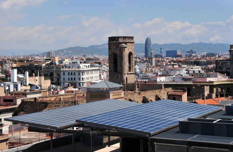 <div class='imageHoverDetail'>
             <p class='imageHoverTitle twoLineBreak'>Plaques solars als terrats de Barcelona</p>
             <p class='imageHoverAutor oneLineBreak'>Autor: Equip Audiovisuals</p>
             <button class='imageHoverBtn'>Mostra els detalls de la imatge <span class='sr-only'>Plaques solars als terrats de Barcelona</span></button>
             </div>