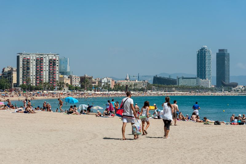 <div class='imageHoverDetail'>
             <p class='imageHoverTitle twoLineBreak'>Panoràmiques de les platges</p>
             <p class='imageHoverAutor oneLineBreak'>Autor: Equip Audiovisuals</p>
             <button class='imageHoverBtn'>Mostra els detalls de la imatge <span class='sr-only'>Panoràmiques de les platges</span></button>
             </div>