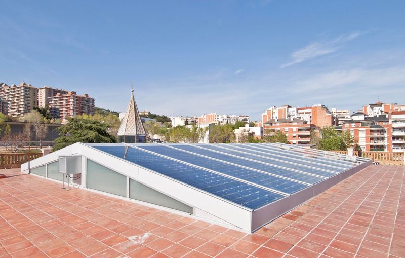 <div class='imageHoverDetail'>
             <p class='imageHoverTitle twoLineBreak'>Coberta solar de la seu del Districte d'Horta. Exterior</p>
             <p class='imageHoverAutor oneLineBreak'>Autor: Equip Audiovisuals</p>
             <button class='imageHoverBtn'>Mostra els detalls de la imatge <span class='sr-only'>Coberta solar de la seu del Districte d'Horta. Exterior</span></button>
             </div>