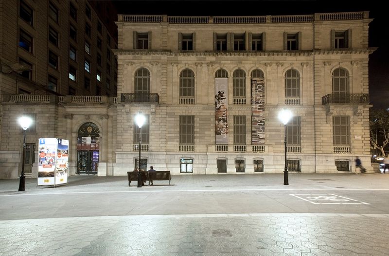 <div class='imageHoverDetail'>
             <p class='imageHoverTitle twoLineBreak'>Enllumenat del passeig de Gràcia. Palau Robert</p>
             <p class='imageHoverAutor oneLineBreak'>Autor: Lídia Carbonell</p>
             <button class='imageHoverBtn'>Mostra els detalls de la imatge <span class='sr-only'>Enllumenat del passeig de Gràcia. Palau Robert</span></button>
             </div>