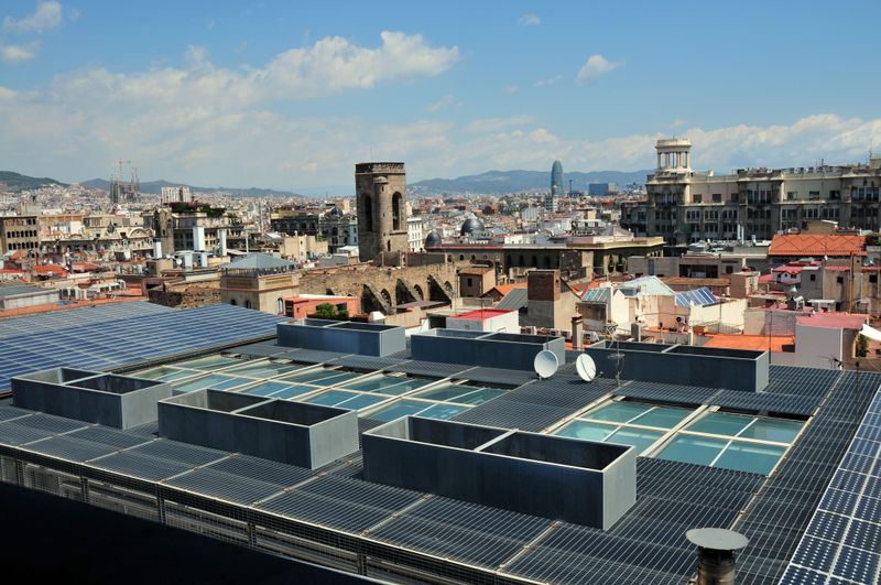 <div class='imageHoverDetail'>
             <p class='imageHoverTitle twoLineBreak'>Plaques solars als terrats de Barcelona</p>
             <p class='imageHoverAutor oneLineBreak'>Autor: Equip Audiovisuals</p>
             <button class='imageHoverBtn'>Mostra els detalls de la imatge <span class='sr-only'>Plaques solars als terrats de Barcelona</span></button>
             </div>