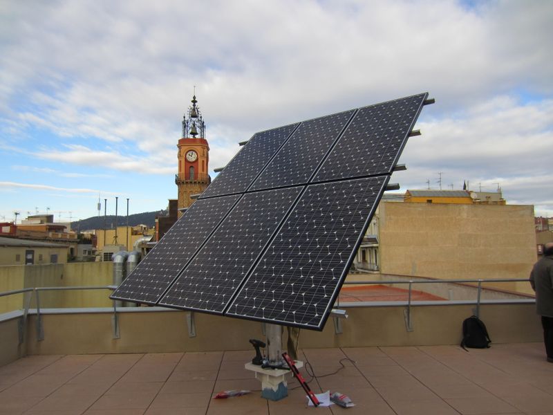 <div class='imageHoverDetail'>
             <p class='imageHoverTitle twoLineBreak'>Placa solar de la seu del Distrite de Gràcia</p>
             <p class='imageHoverAutor oneLineBreak'>Autor: Equip Audiovisuals</p>
             <button class='imageHoverBtn'>Mostra els detalls de la imatge <span class='sr-only'>Placa solar de la seu del Distrite de Gràcia</span></button>
             </div>
