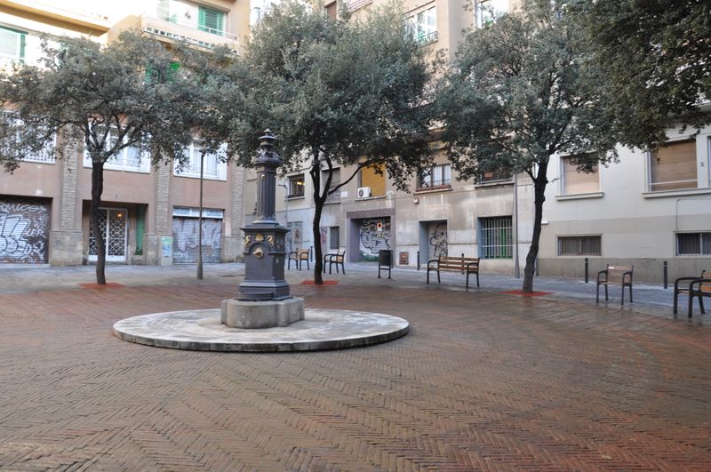 <div class='imageHoverDetail'>
             <p class='imageHoverTitle twoLineBreak'>Font pública a la plaça de la Torre</p>
             <p class='imageHoverAutor oneLineBreak'>Autor: Equip Audiovisuals</p>
             <button class='imageHoverBtn'>Mostra els detalls de la imatge <span class='sr-only'>Font pública a la plaça de la Torre</span></button>
             </div>