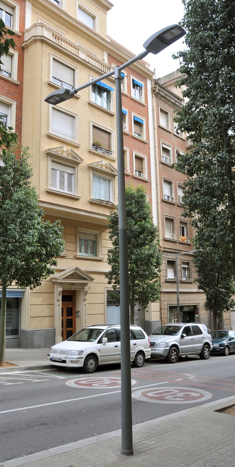 <div class='imageHoverDetail'>
             <p class='imageHoverTitle twoLineBreak'>Enllumenat carrer de Galileu</p>
             <p class='imageHoverAutor oneLineBreak'>Autor: Equip Audiovisuals</p>
             <button class='imageHoverBtn'>Mostra els detalls de la imatge <span class='sr-only'>Enllumenat carrer de Galileu</span></button>
             </div>