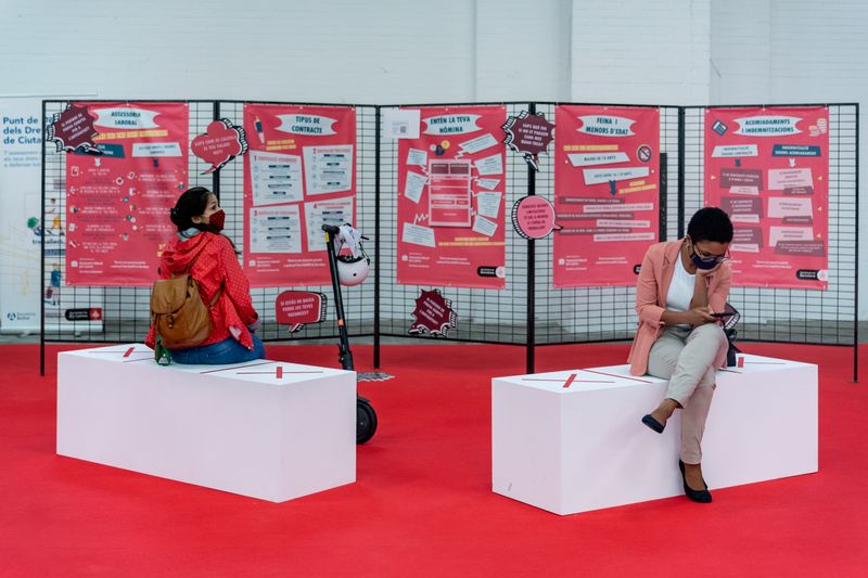 <div class='imageHoverDetail'>
             <p class='imageHoverTitle twoLineBreak'>Assistents al Bizbarcelona i el Saló de l'Ocupació a l'estand del Punt de de ...</p>
             <p class='imageHoverAutor oneLineBreak'>Autor: Laura Guerrero</p>
             <button class='imageHoverBtn'>Mostra els detalls de la imatge <span class='sr-only'>Assistents al Bizbarcelona i el Saló de l'Ocupació a l'estand del Punt de de ...</span></button>
             </div>