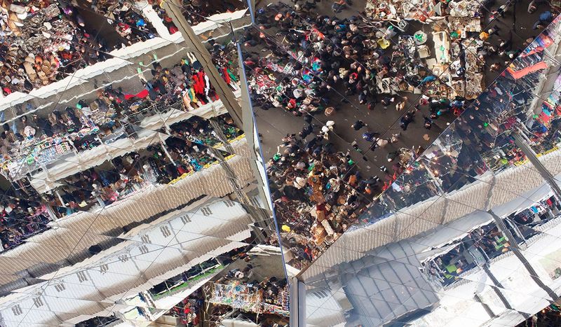 <div class='imageHoverDetail'>
             <p class='imageHoverTitle twoLineBreak'>Part interior de la coberta del Mercat dels Encants on s'hi reflecteixen els ...</p>
             <p class='imageHoverAutor oneLineBreak'>Autor: Paola de Grenet</p>
             <button class='imageHoverBtn'>Mostra els detalls de la imatge <span class='sr-only'>Part interior de la coberta del Mercat dels Encants on s'hi reflecteixen els ...</span></button>
             </div>