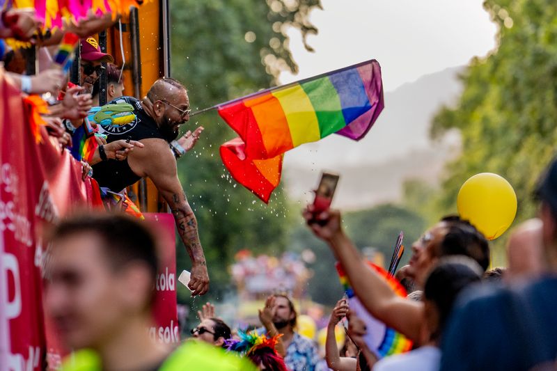 <div class='imageHoverDetail'>
             <p class='imageHoverTitle twoLineBreak'>Una carrossa del Pride Barcelona 2025, plena de gent, adreçant-se als assiste...</p>
             <p class='imageHoverAutor oneLineBreak'>Autor: Laura Guerrero</p>
             <button class='imageHoverBtn'>Mostra els detalls de la imatge <span class='sr-only'>Una carrossa del Pride Barcelona 2025, plena de gent, adreçant-se als assiste...</span></button>
             </div>