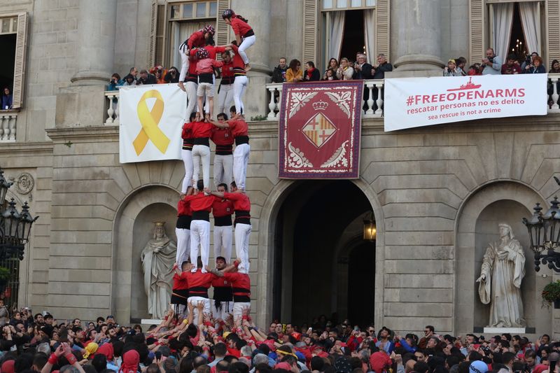 <div class='imageHoverDetail'>
             <p class='imageHoverTitle twoLineBreak'>Construcció d'un castell de 8 dels Castellers de Barcelona</p>
             <p class='imageHoverAutor oneLineBreak'>Autor: Laura Llach</p>
             <button class='imageHoverBtn'>Mostra els detalls de la imatge <span class='sr-only'>Construcció d'un castell de 8 dels Castellers de Barcelona</span></button>
             </div>