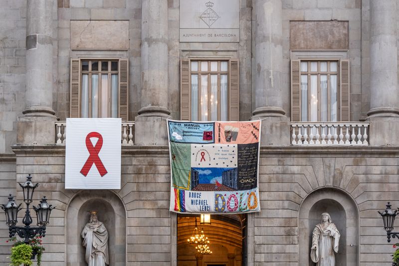 
             Façana de l’Ajuntament amb el tapís del Memorial de la Sida penjat al balcó i...
             Autor: Laura Guerrero
             Mostra els detalls de la imatge Façana de l’Ajuntament amb el tapís del Memorial de la Sida penjat al balcó i...
             