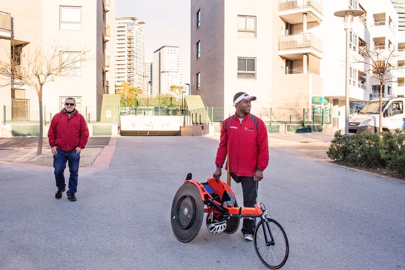 
             Ciclista amb una sola cama al costat de la seva bicicleta adaptada
             Autor: Paola de Grenet
             Mostra els detalls de la imatge Ciclista amb una sola cama al costat de la seva bicicleta adaptada
             