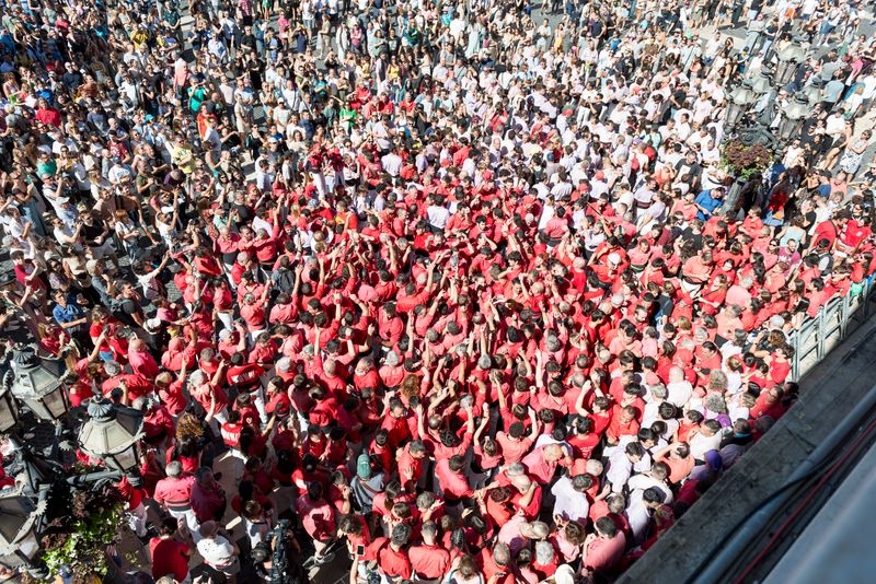 <div class='imageHoverDetail'>
             <p class='imageHoverTitle twoLineBreak'>La Colla Joves Xiquets de Valls celebrant la construcció d’un dels castells d...</p>
             <p class='imageHoverAutor oneLineBreak'>Autor: Ceci Fimia</p>
             <button class='imageHoverBtn'>Mostra els detalls de la imatge <span class='sr-only'>La Colla Joves Xiquets de Valls celebrant la construcció d’un dels castells d...</span></button>
             </div>