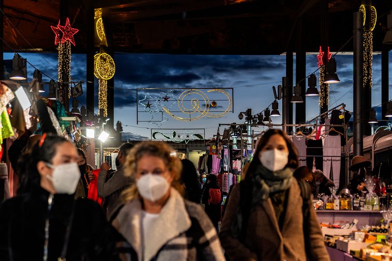 <div class='imageHoverDetail'>
             <p class='imageHoverTitle twoLineBreak'>Gent comprant al capvespre al Mercat dels Encants, quan els llums de Nadal de...</p>
             <p class='imageHoverAutor oneLineBreak'>Autor: Laura Guerrero</p>
             <button class='imageHoverBtn'>Mostra els detalls de la imatge <span class='sr-only'>Gent comprant al capvespre al Mercat dels Encants, quan els llums de Nadal de...</span></button>
             </div>