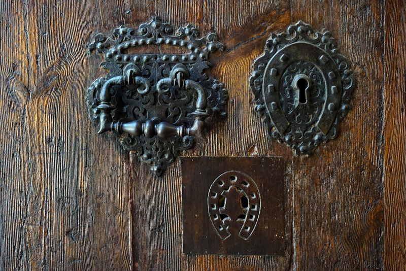 <div class='imageHoverDetail'>
             <p class='imageHoverTitle twoLineBreak'>Casa de Convalescència. Ferradura de l'escut d'armes del benefactor Pau Ferran</p>
             <p class='imageHoverAutor oneLineBreak'>Autor: Vicente Zambrano González</p>
             <button class='imageHoverBtn'>Mostra els detalls de la imatge <span class='sr-only'>Casa de Convalescència. Ferradura de l'escut d'armes del benefactor Pau Ferran</span></button>
             </div>