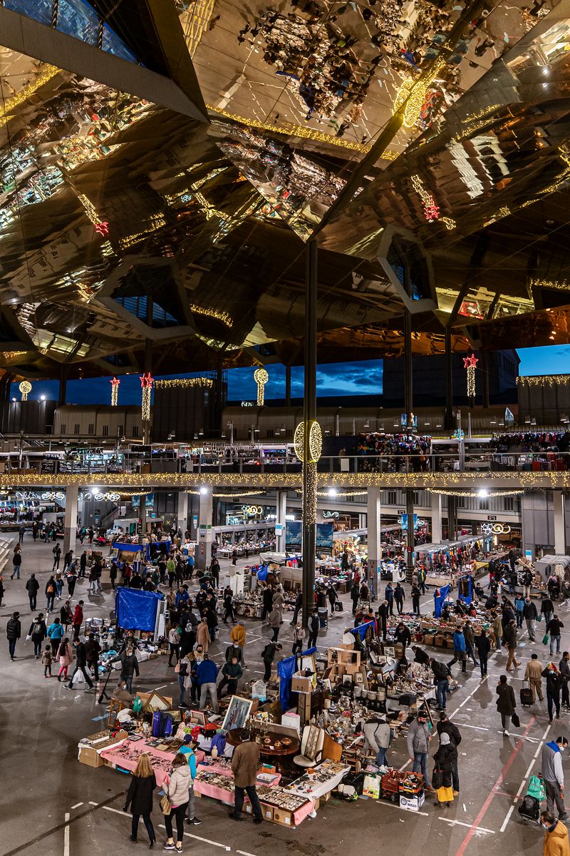 <div class='imageHoverDetail'>
             <p class='imageHoverTitle twoLineBreak'>Interior del Mercat dels Encants amb parades separades mantenint la distància...</p>
             <p class='imageHoverAutor oneLineBreak'>Autor: Laura Guerrero</p>
             <button class='imageHoverBtn'>Mostra els detalls de la imatge <span class='sr-only'>Interior del Mercat dels Encants amb parades separades mantenint la distància...</span></button>
             </div>