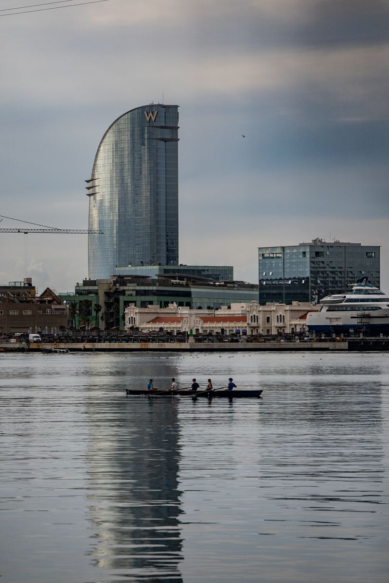 <div class='imageHoverDetail'>
             <p class='imageHoverTitle twoLineBreak'>Persones practicant rem al Port Olímpic. Al fons, l’Hotel W</p>
             <p class='imageHoverAutor oneLineBreak'>Autor: Laura Guerrero</p>
             <button class='imageHoverBtn'>Mostra els detalls de la imatge <span class='sr-only'>Persones practicant rem al Port Olímpic. Al fons, l’Hotel W</span></button>
             </div>