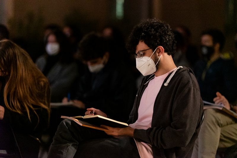 <div class='imageHoverDetail'>
             <p class='imageHoverTitle twoLineBreak'>Un assistent al diàleg "Capitalisme de plataforma" de la Biennal de pensament...</p>
             <p class='imageHoverAutor oneLineBreak'>Autor: Isaac Planella</p>
             <button class='imageHoverBtn'>Mostra els detalls de la imatge <span class='sr-only'>Un assistent al diàleg "Capitalisme de plataforma" de la Biennal de pensament...</span></button>
             </div>